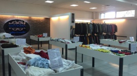 Dlaczego Polacy pokochali second hand’y? LIFESTYLE, Moda - Sklepy z odzieżą używaną, jeszcze do niedawna kojarzone z miejscem przede wszystkim dla osób z mniej zasobnym portfelem, w ostatnim czasie notują rekordowe obroty.