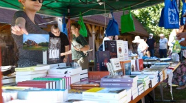 Natura, podróże, ekologia. TaniaKsiazka.pl podsumowuje 6. edycję festiwalu LIFESTYLE, Książka - Iwo przyjeżdżał na festiwal literacki w Budzie Ruskiej kiedy był jeszcze w nosidełku.